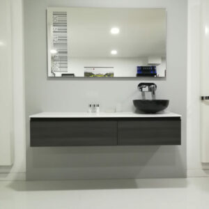 MOBILE SOSPESO Cm140 FINITURA PINO CON TOP SOLID SURFACE E LAVABO CERAMICA NERA